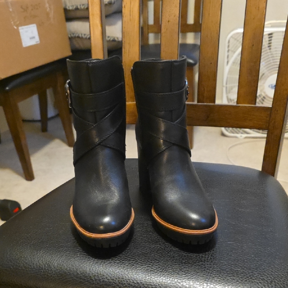 Naturalizer Black Ankle Boots with Brown Trim